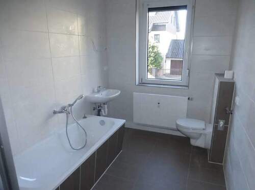 Bad - Etagenwohnung mit 53,00 m&sup2; in Lichtenstein/Sa.-Rödlitz zur Miete