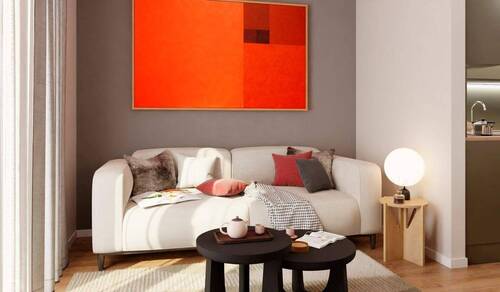 Das Wohnzimmer wird durch bodentiefe Fenster hell erleuchtet - 