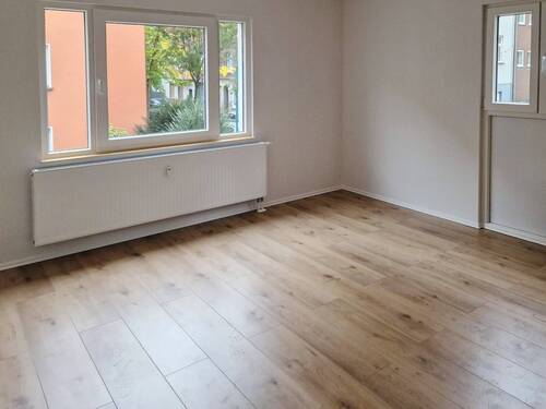 Wohnzimmer - 2 Zimmer Etagenwohnung in Duisburg