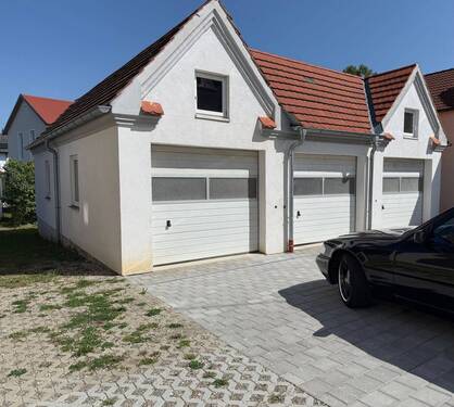 3 Doppelgaragen auf eigener Flurnummer - 8 Zimmer Doppelhaushälfte in Harburg (Schwaben)