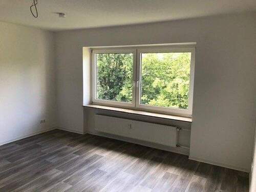 Wohnzimmer - VIEL PLATZ - VIEL LICHT - Toll aufgeteilte Wohnung mit Tageslichtbad und Loggia - 2. Obergeschoss