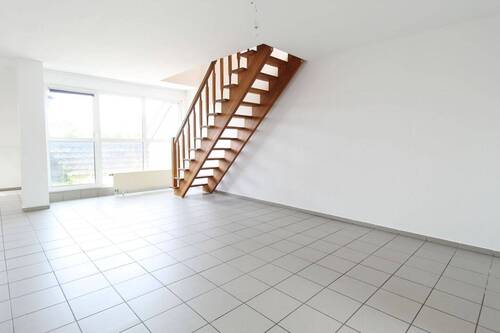 Wohn- und Esszimmer mit Balkon - Zwei Ebenen, viele Möglichkeiten - Maisonette mit Entwicklungschance in Mönchengladbach-Holt