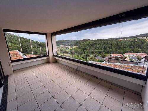 Loggia Ausblick - Traumhafte, barrierefreie 3 Zimmer-Wohnung mit großer Loggia und unverbautem Fernblick!