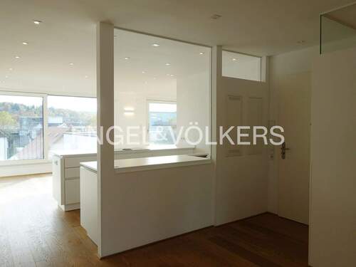 Großzügiger Eingangsbereich - 5 Zimmer Etagenwohnung in Tübingen