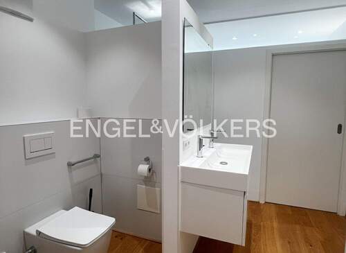 Master-Badezimmer mit WC, Waschbecken und Dusche - 