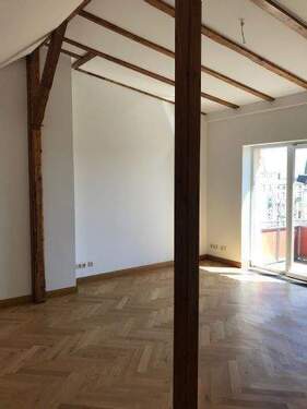 Das Wohnzimmer mit angrenzendem Balkon - 2 Zimmer Etagenwohnung in Schwerin