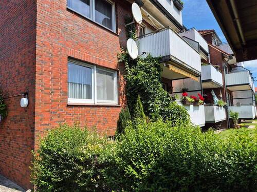 Rückansicht Balkon - Gepflegte Eigentumswohnung im Hochparterre an guter und ruhiger Wohnlage der Kreisstadt Jever