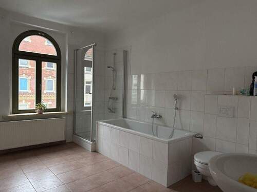 Bad mit Wanne und Dusche - 