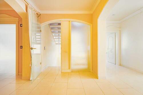 Entrée und Haupttreppenhaus - 