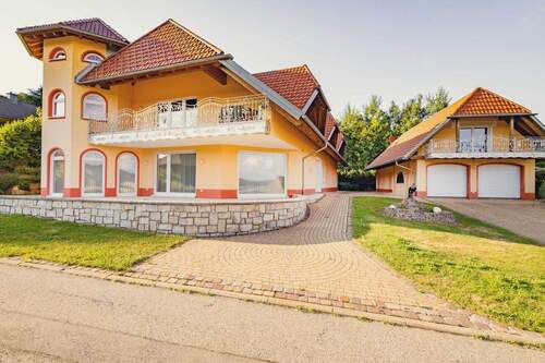 Außenansicht Haupthaus und Garagenhaus - 