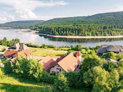 Direkter Blick über das Anwesen auf den See - 