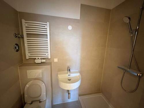 Gäste-WC mit Dusche - Etagenwohnung mit 117,00 m&sup2; in Berlin zum Kaufen