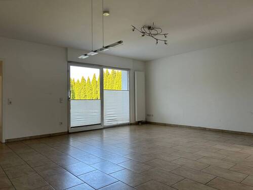 Wohnzimmer mit Zugang zur Terrasse - 