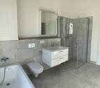 Bad mit Dusche und Wanne - 