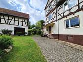 Auffahrt / Zugang zum Haus - 5 Zimmer Einfamilienhaus in Herleshausen / Breitzbach