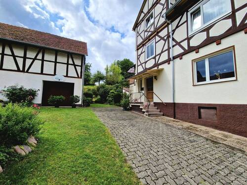 Auffahrt / Zugang zum Haus - 5 Zimmer Einfamilienhaus in Herleshausen / Breitzbach