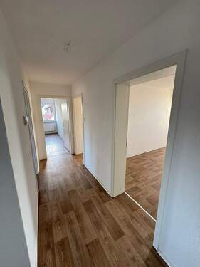 Flur - Etagenwohnung mit 67,70 m&sup2; in Lauenförde zur Miete
