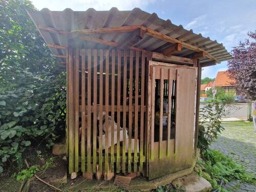Holzlager und Brunnen - 