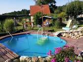 Blick auf Pool und Gartenhaus - 