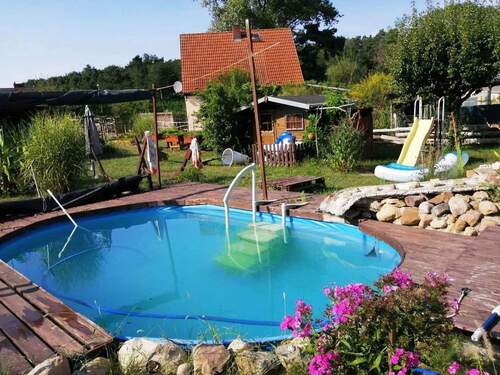 Blick auf Pool und Gartenhaus - 