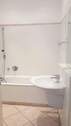 Helles Badezimmer mit Badewanne - 