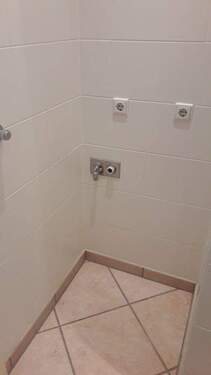 Ecke mit Fliesen und Anschlüssen - 