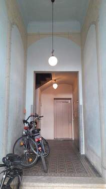 Eingangsbereich mit Fahrstuhl - 