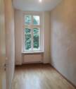 Schmales Zimmer mit Fenster - 