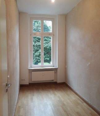 Schmales Zimmer mit Fenster - 