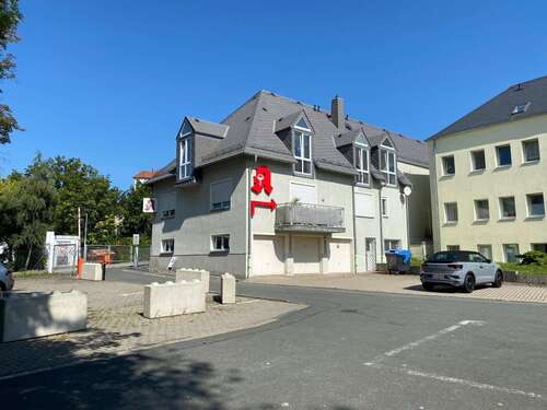 Rückseite mit Zufahrt Garage - 
