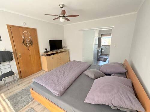 Schlafzimmer mit angrenzendem Bad - 