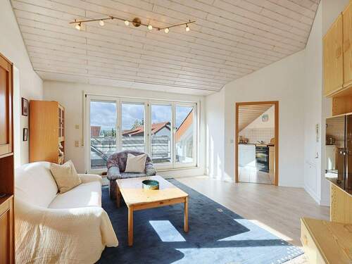 Lichtdurchfluteter Wohnbereich mit Blick zur Küche und dem Balkon - Helle Wohlfühlwohnung mit hohen Decken und einer tollen Aufteilung