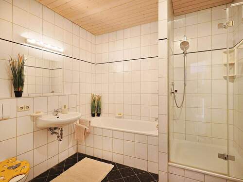 Bad mit Dusche und Badewanne - Etagenwohnung mit 87,00 m&sup2; in Böblingen-Dagersheim zum Kaufen