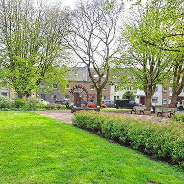 Kleiner Park neben Gebäude - 