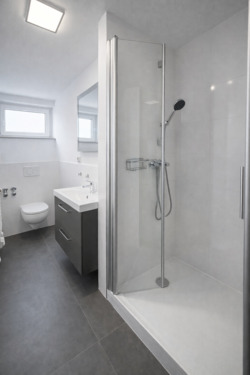 Bad Apartment EG - Mehrfamilienhaus, Wohnhaus in Kassel