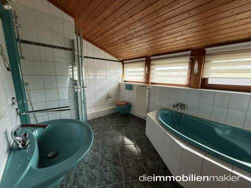 Bad im Dachgeschoss - 