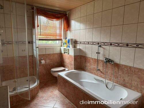 Bad mit Wanne und Dusche - 