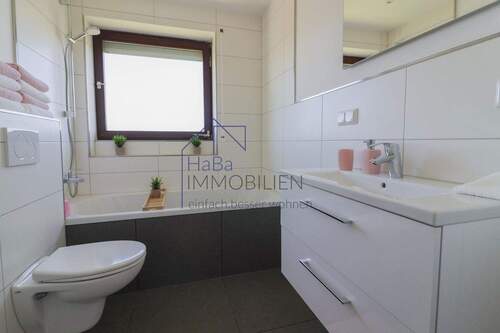 Tageslichtbad mit Badewanne - Etagenwohnung mit 94,00 m² in Dittelbrunn zum Kaufen
