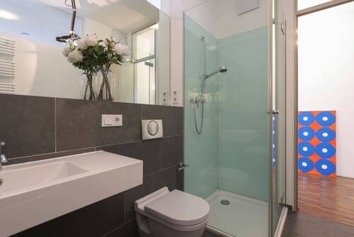 Großes Badezimmer mit Wanne und Dusche - 