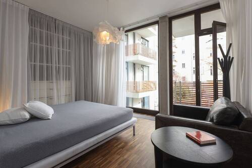 Schlafzimmer mit Ausgang zum Balkon - 