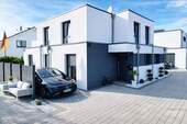Seitenansicht (Haus links) - ***Zeitgemäße Eleganz und Nachhaltigkeit - Doppelhaushälfte in Nordborchen***