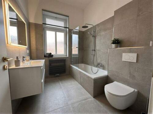 Badezimmer en Suit _visualisiert mit KI - Etagenwohnung mit 128,20 m&sup2; in Dresden zum Kaufen