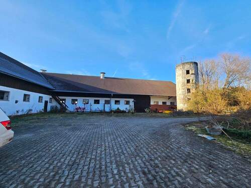 Innenhof - Vierseithof mit Geschichte und großem Potential - ländliches Idyll auf über 10.000 m² Grund