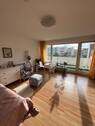 Helles Wohnzimmer mit Zugang zum Balkon - Stilvoll wohnen am Puls Berlins: Charmante 1-Zimmer-Wohnung am Potsdamer Platz