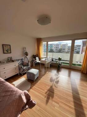 Helles Wohnzimmer mit Zugang zum Balkon - Stilvoll wohnen am Puls Berlins: Charmante 1-Zimmer-Wohnung am Potsdamer Platz