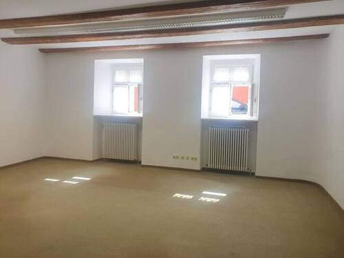 Hauptraum - Ab sofort! 2 Einheiten in chicem Gebäude am Marktplatz mit historischem Ambiente und 2 Parkplätzen!