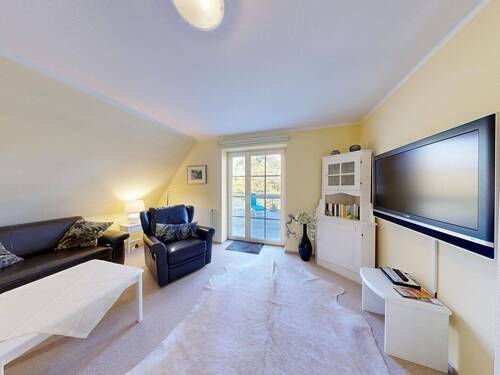 Wohnzimmer mit Zugang zur Dachterrasse im Dachgeschoss - Wohnung 3 - 