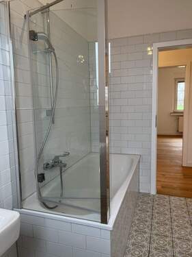 mit Duschbadewanne - 