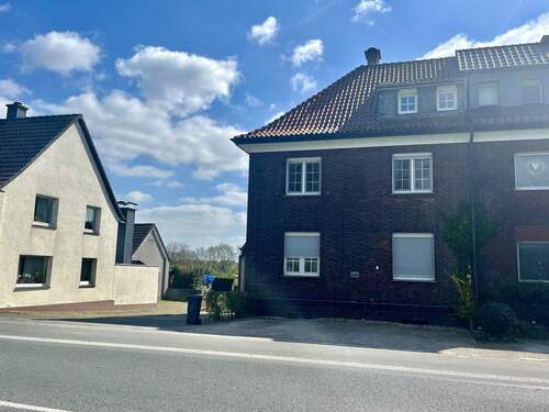 Parkplätze vor dem Haus - 8 Zimmer Doppelhaushälfte zum Kaufen in Werne