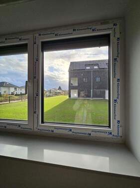 Grünfläche zwischen Häusern - 